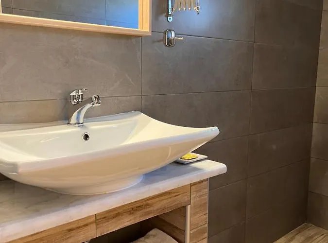 מלון דירות Luxor Venizelou 4*